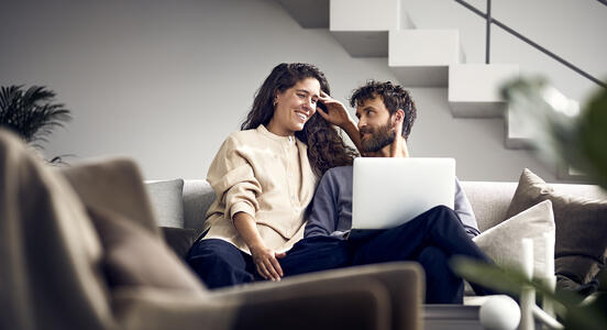 Par i soffa med laptop - företagskund med mellanstor elförbrukning
