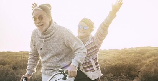 Elavtal för Seniorer som cyklar i solnedgången