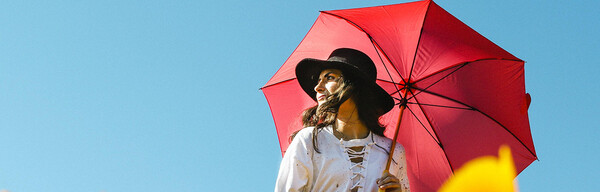Kvinna med paraply bland tulpaner